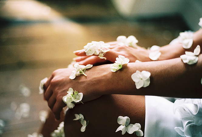 avant bras couverts de fleurs