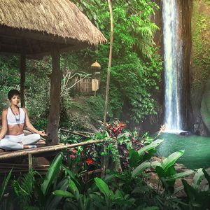 femme meditation cascade eau