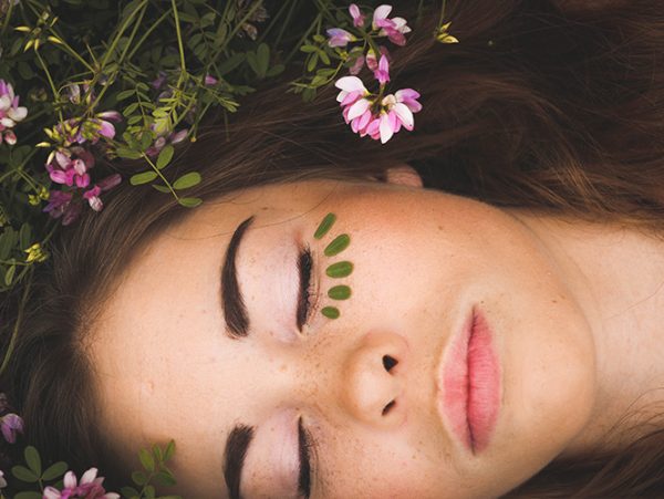 visage couvert de fleurs