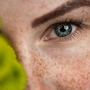 visage tache de rousseur yeux bleu