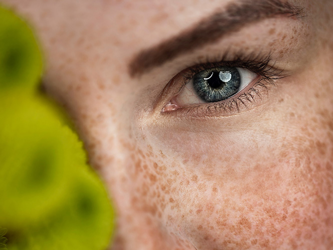 visage tache de rousseur yeux bleu