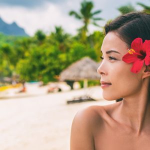 tahitienne fleur dans les cheveux