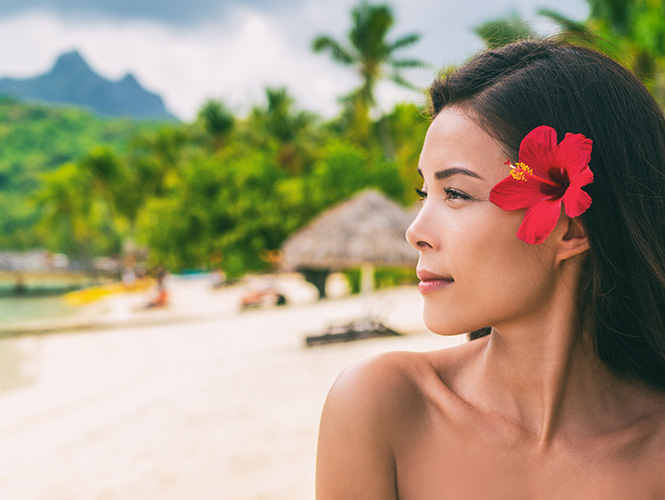 tahitienne fleur dans les cheveux