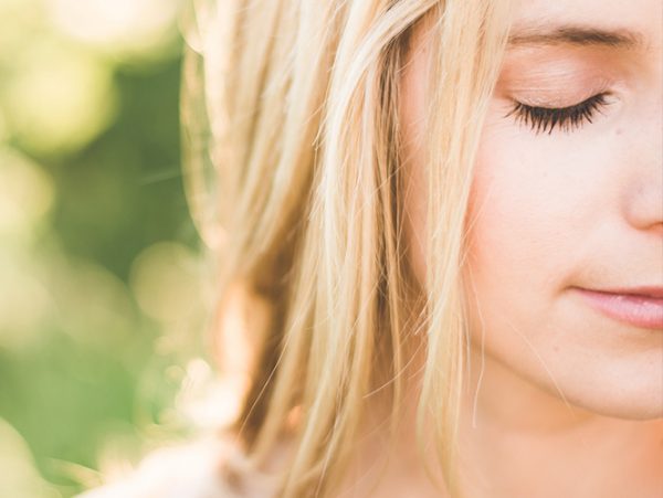 visage femme blonde apaisée