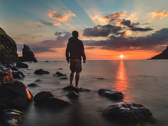 homme couché de soleil