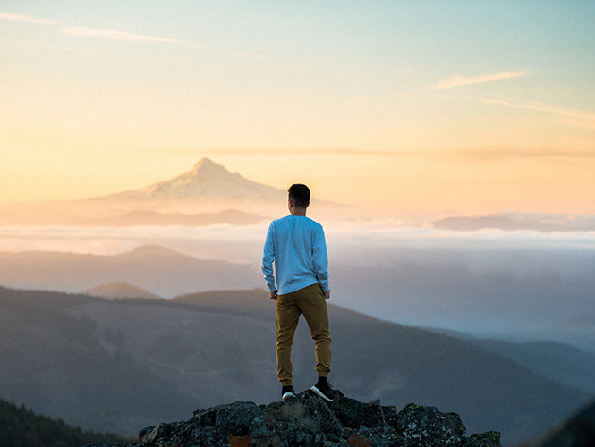 homme sommet montagne